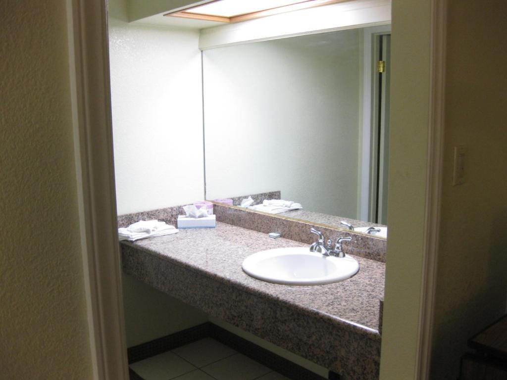 Desert Inn Motel Барстоу Номер фото